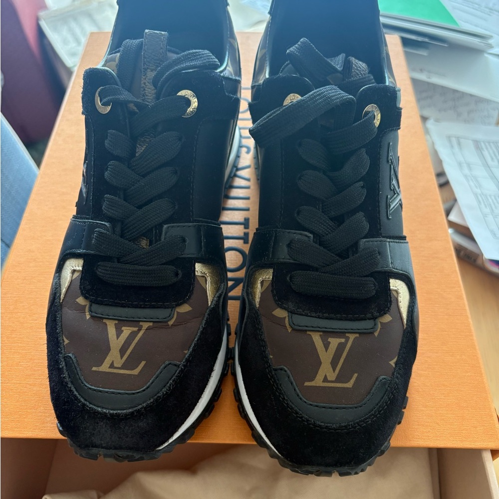 EUC- Iconic Louis Vuitton Runaway model Monogram Sneaker, 7.5